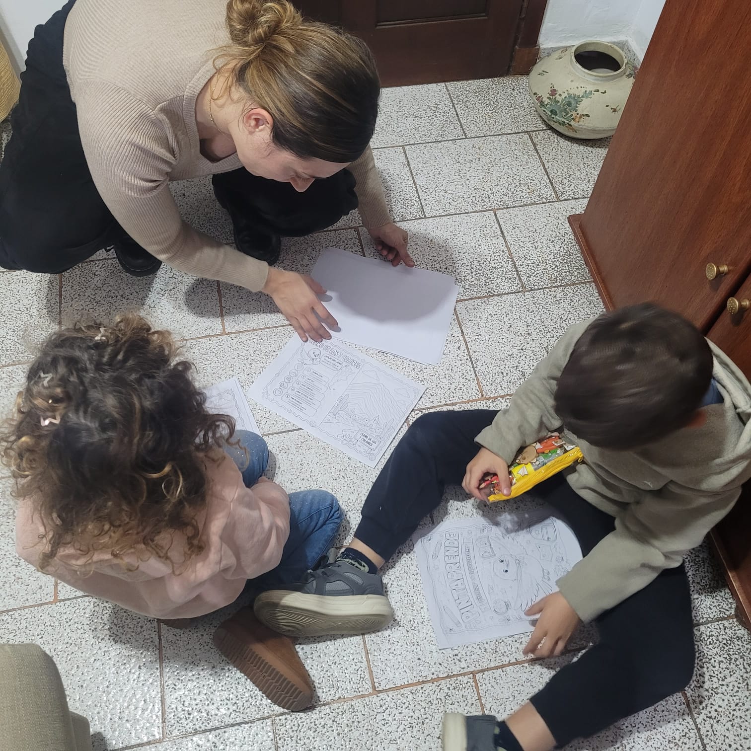 Tomás pintando con Pintaprende